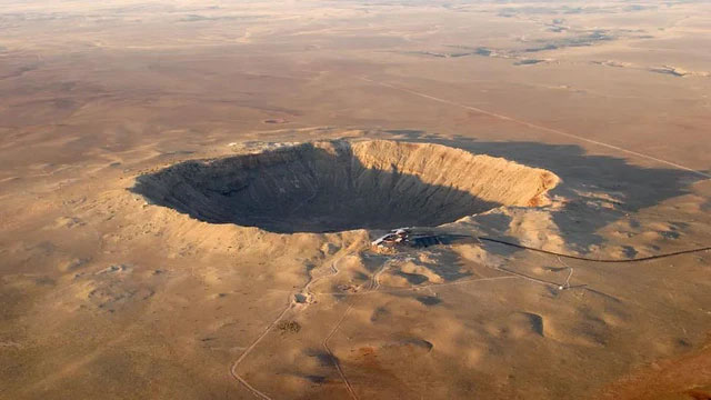 Hình dạng đặc biệt của Barringer Crater và quả cầu méo mó