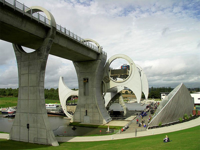 Falkirk Wheel - công trình quay độc đáo nâng hạ tàu thủy tại Scotland