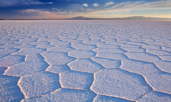 Hé lộ bí ẩn hình tổ ong tại Cánh đồng muối Salar de Uyuni